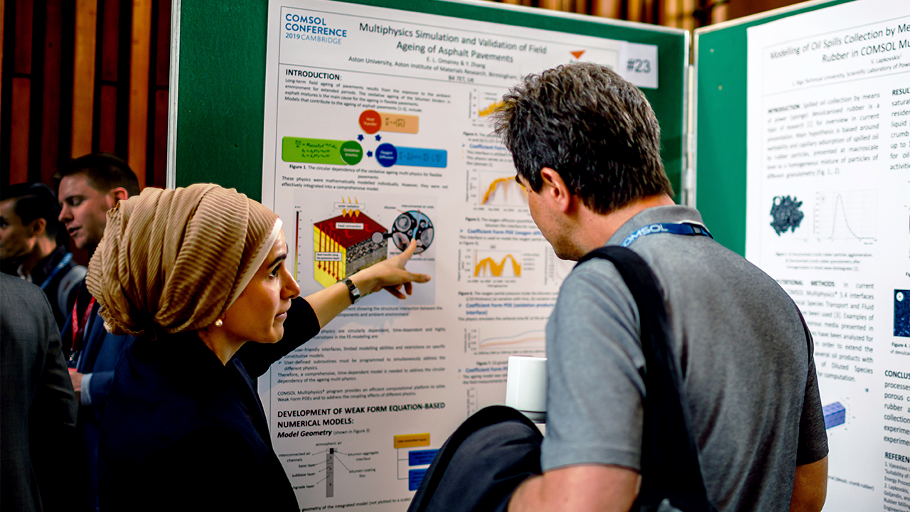 Des participants à la Conférence COMSOL regardant un poster sur la simulation du vieillissement des chaussées en asphalte.